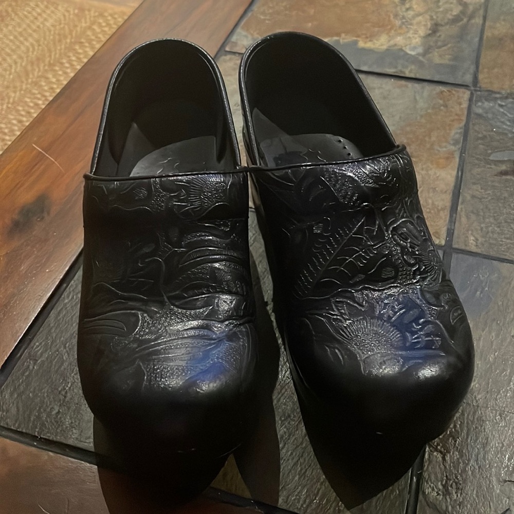 Black dansko scrub shoes